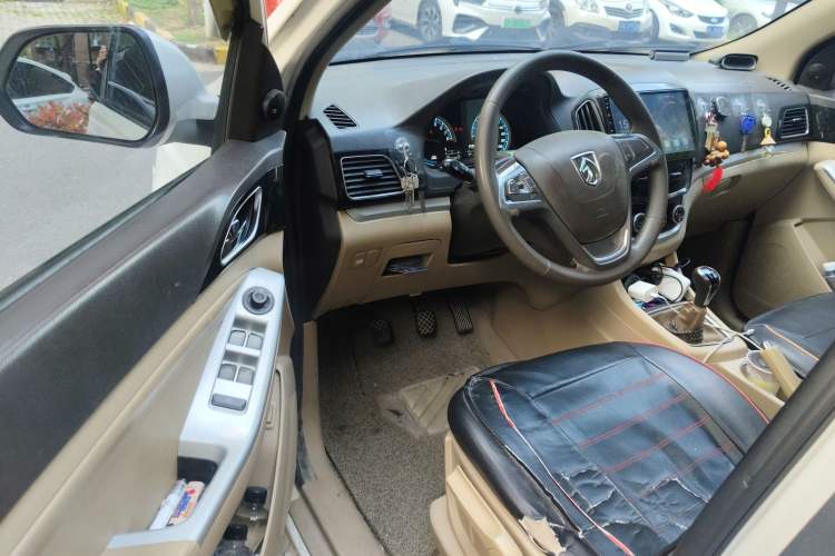 Used Baojun 730 2014 1.5L manual standard trim 7 seats