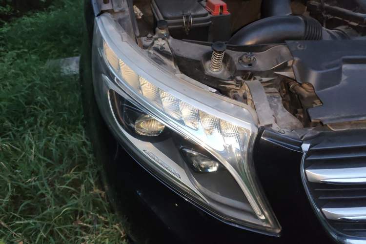 Used Mercedes-Benz V-Class 2017 V 260 Prestige Edition Right Front Headlight