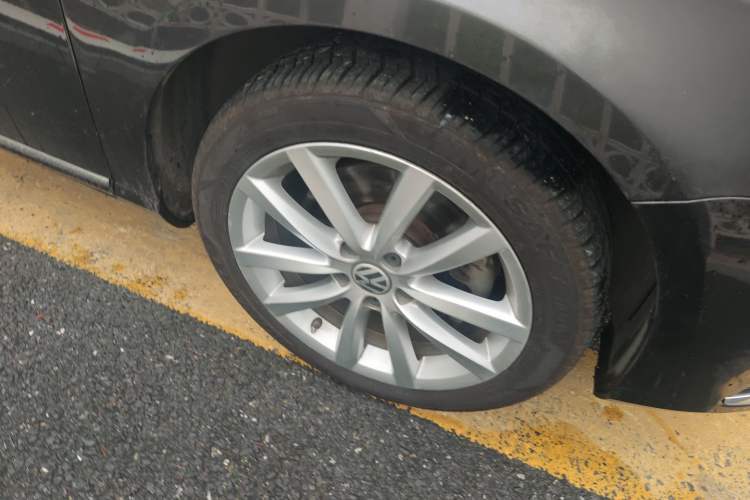 Used Volkswagen Magotan 2012 1.8TSI Prestige Model Right Front Wheel Hub