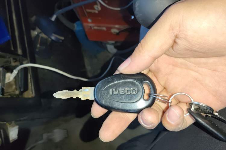 Used Iveco Daily 2020 2.5T A35 Passenger Van Single-Tire Mid-Roof Design 5-9 Seats China VI Emission Standard
