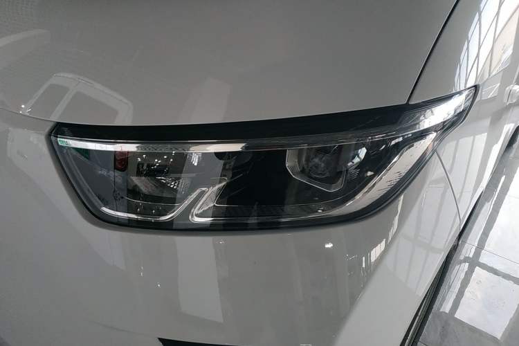 Used Wuling Yangguang 2025 Model 310KM Bus Edition—Customized by CATL