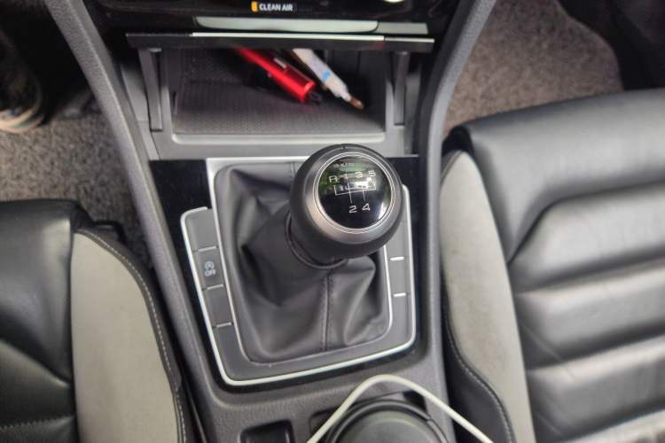 Used Volkswagen Golf 2016 1.4TSI Manual R-Line Gear Lever