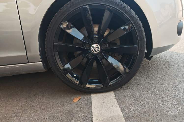 Used Volkswagen Golf 2012 1.4TSI Luxury Convertible Edition Right Front Wheel Hub