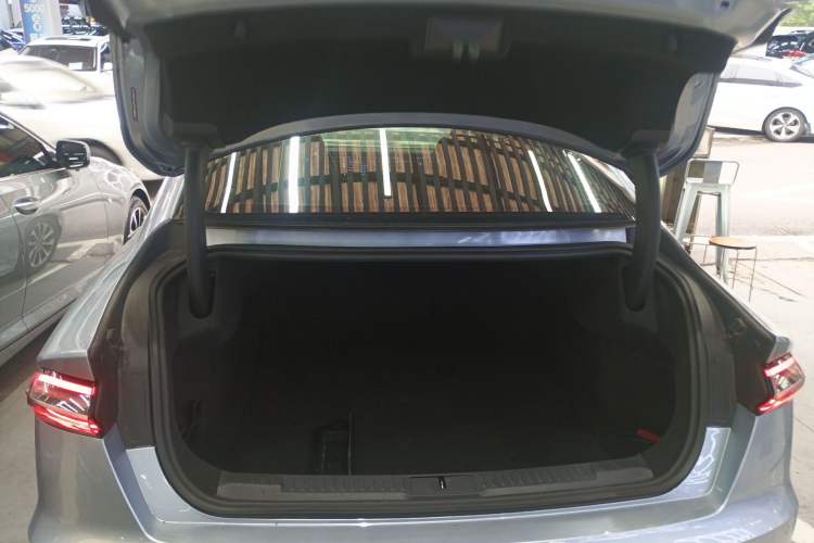 Used Lincoln Z 2022 iXiang Luxury Edition Trunk