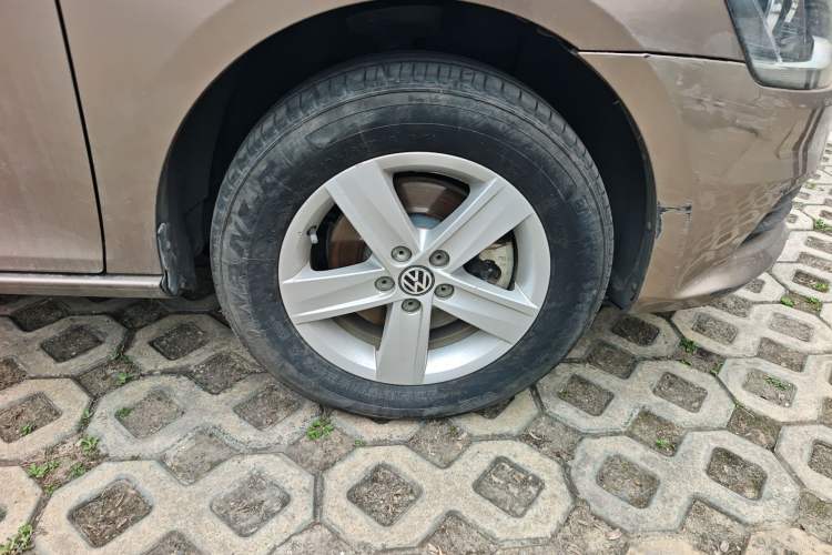 Used Volkswagen Bora 2014 1.6L Manual Fashion Edition Right Front Wheel Hub