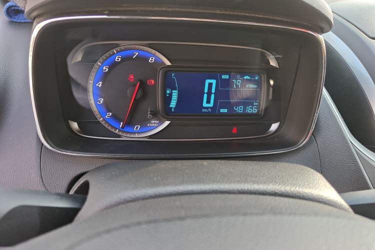 Used Chevrolet Trax 2016 1.4T Manual Two-Wheel Drive Comfort Version with Sunroof Odometer Close Up