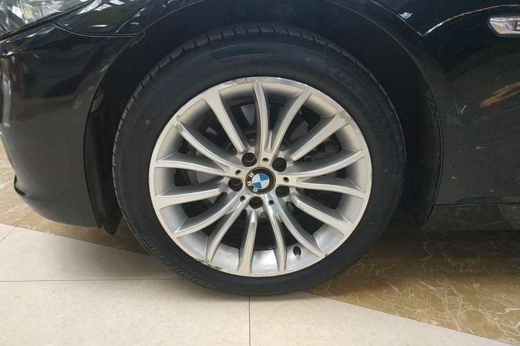 Used BMW 5 Series 2017 525Li Luxury Design Package Left Front Wheel Hub