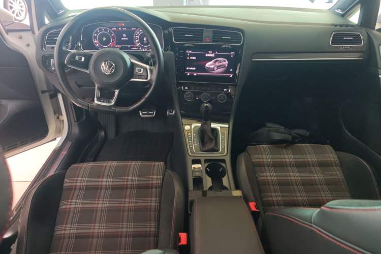 Used Volkswagen Golf GTI 2018 2.0 TSI GTI Center Console