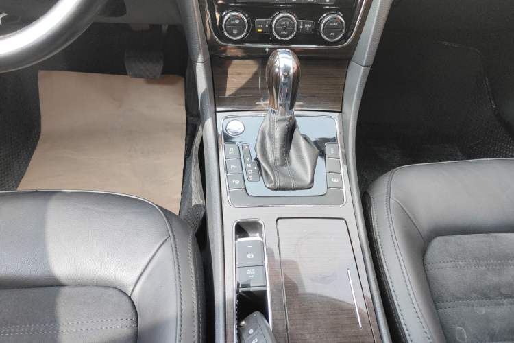 Used Volkswagen Passat 2015 1.8TSI DSG Ultimate Edition Gear Lever