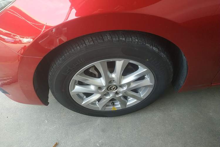 Used Mazda 3 Axela 2016 Sedan 1.5L Automatic Luxury Model Exterior 4