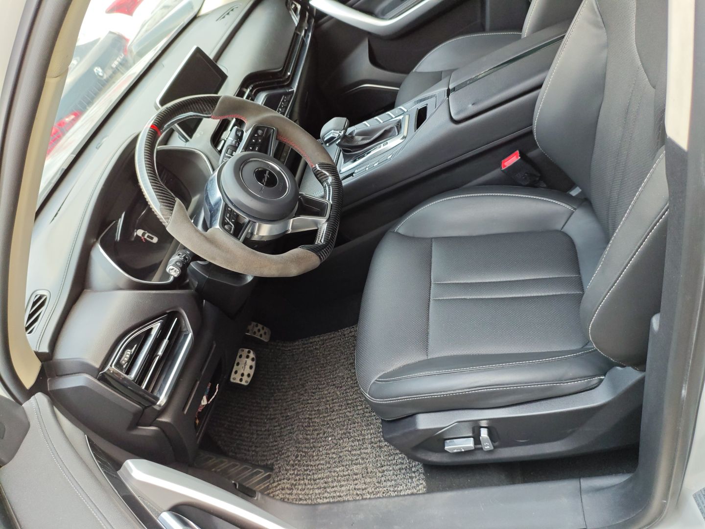 Переднее сиденье в автомобиле