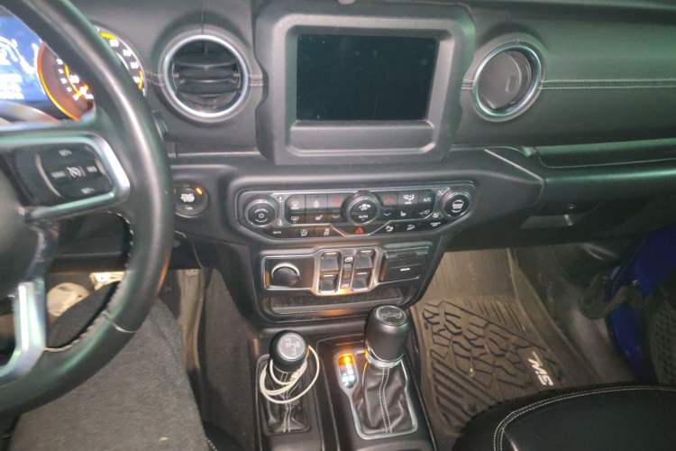 Used Jeep Wrangler 2018 2.0T Sahara Four-Door Edition Audio And AC Panel