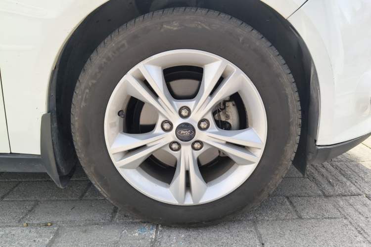Used Ford Focus 2012 Hatchback 1.6L Automatic Fashion Edition Right Front Wheel Hub