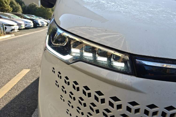 Used SAIC MAXUS Xintu V70 2023 2.0T Elite Edition Manual Transmission Short Wheelbase Low Roof 5/6 Seats (125 hp)