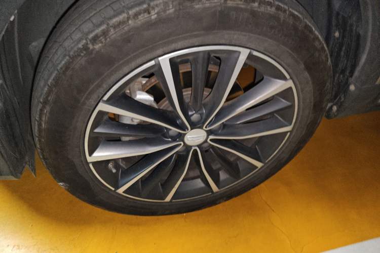 Used Geely Auto Emgrand X7 Sport 2018 1.8TD Automatic All-Wheel-Drive ZhiZun Model with 4G Connectivity Right Front Wheel Hub