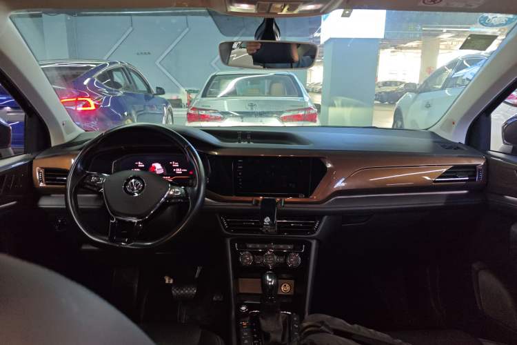 Used Volkswagen Tharu 2019 280TSI Two-Wheel Drive Flagship Version China VI Standard Center Console