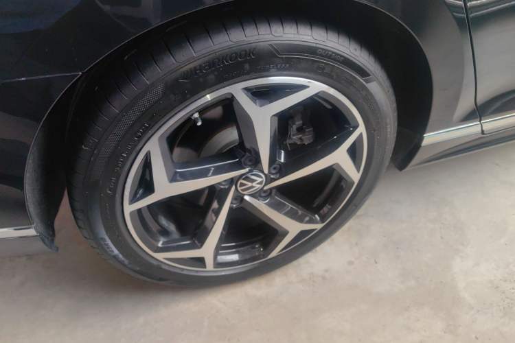 Used Volkswagen Magotan 2023 2 Million Units Commemorative Edition 330TSI DSG Luxury Version Right Rear Wheel Hub