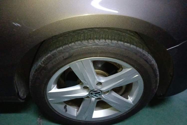 Used Volkswagen Magotan 2015 Revised Version 2.0 TSI Prestige Edition Right Front Wheel Hub