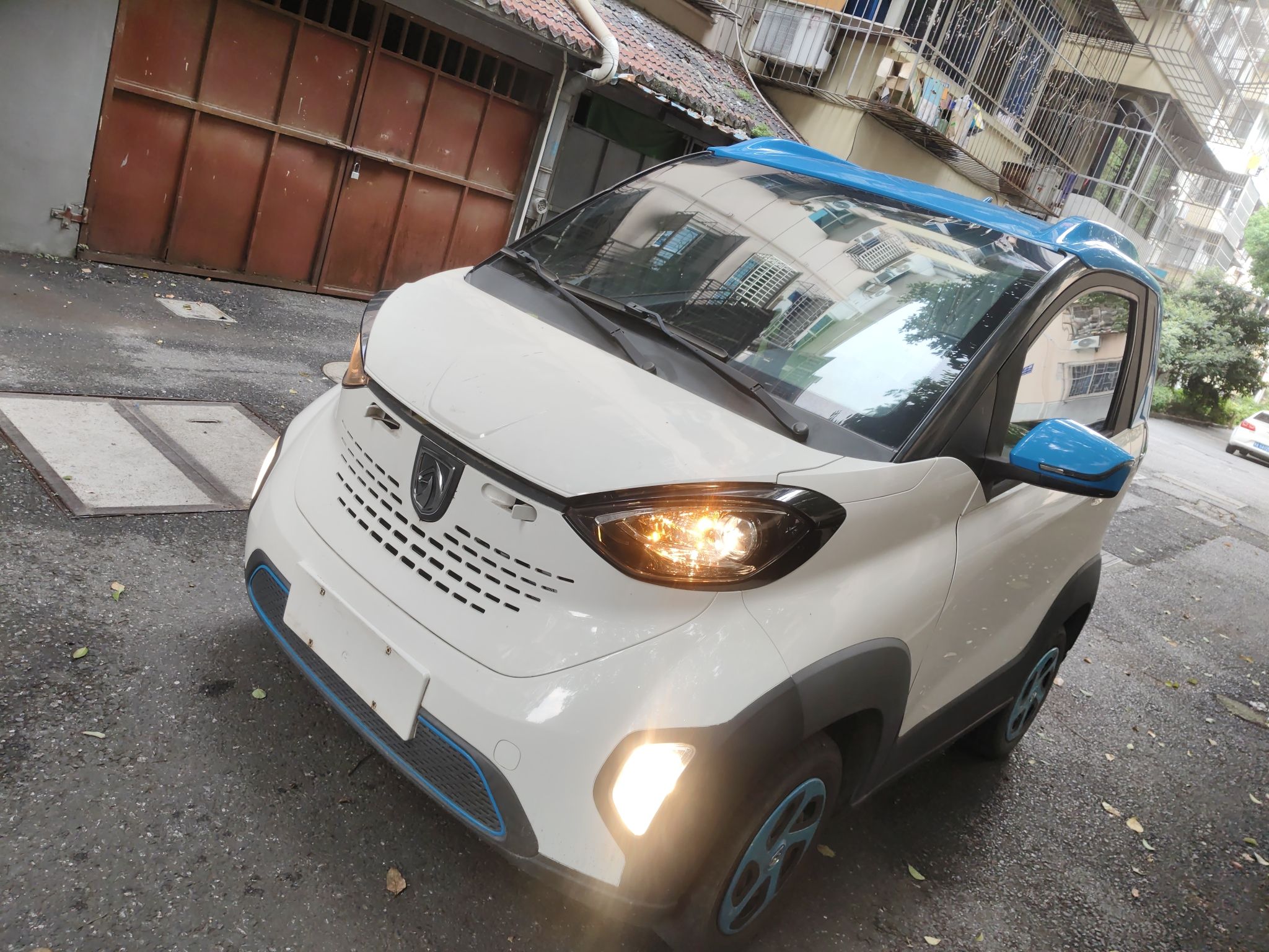 Под передней частью автомобиля