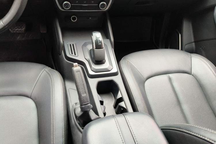 Used JMC Yuhu 7 2022 2.0T Automatic Diesel 4x4 Comfort Edition Standard Wheelbase Gear Lever