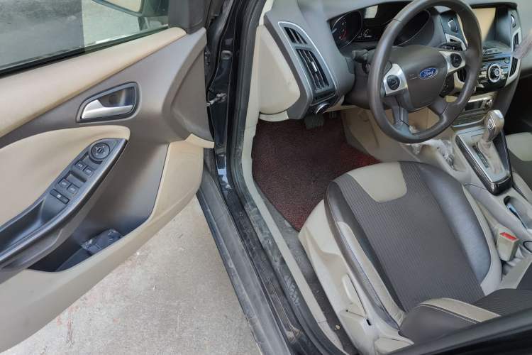 Used Ford Focus 2012 Sedan 1.6L Automatic Fashion Edition
