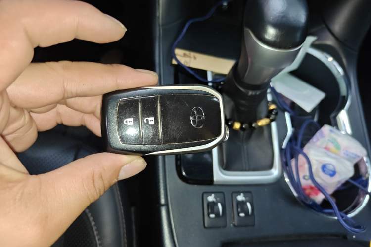 Used Toyota Highlander 2018 2.0T Two-Wheel-Drive Luxury Edition 7 Seats Emission Standard China V Vehicle Key