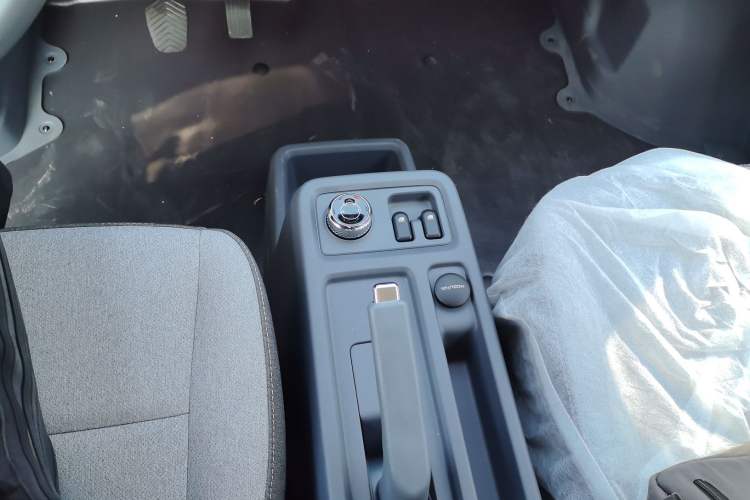 Used Wuling Yangguang 2024 300KM Comfort Version Passenger Van 75kW Gear Lever