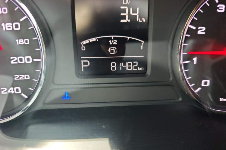 Used Roewe RX5 2019 20T Two-Wheel Drive Automatic 4G Connected Platinum Edition Odometer Close Up