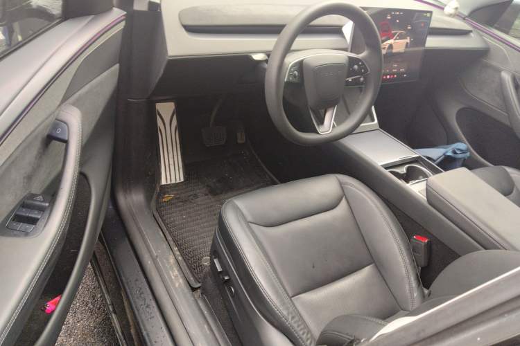 Used Tesla Model Y 2025 Long-Range All-Wheel-Drive Version