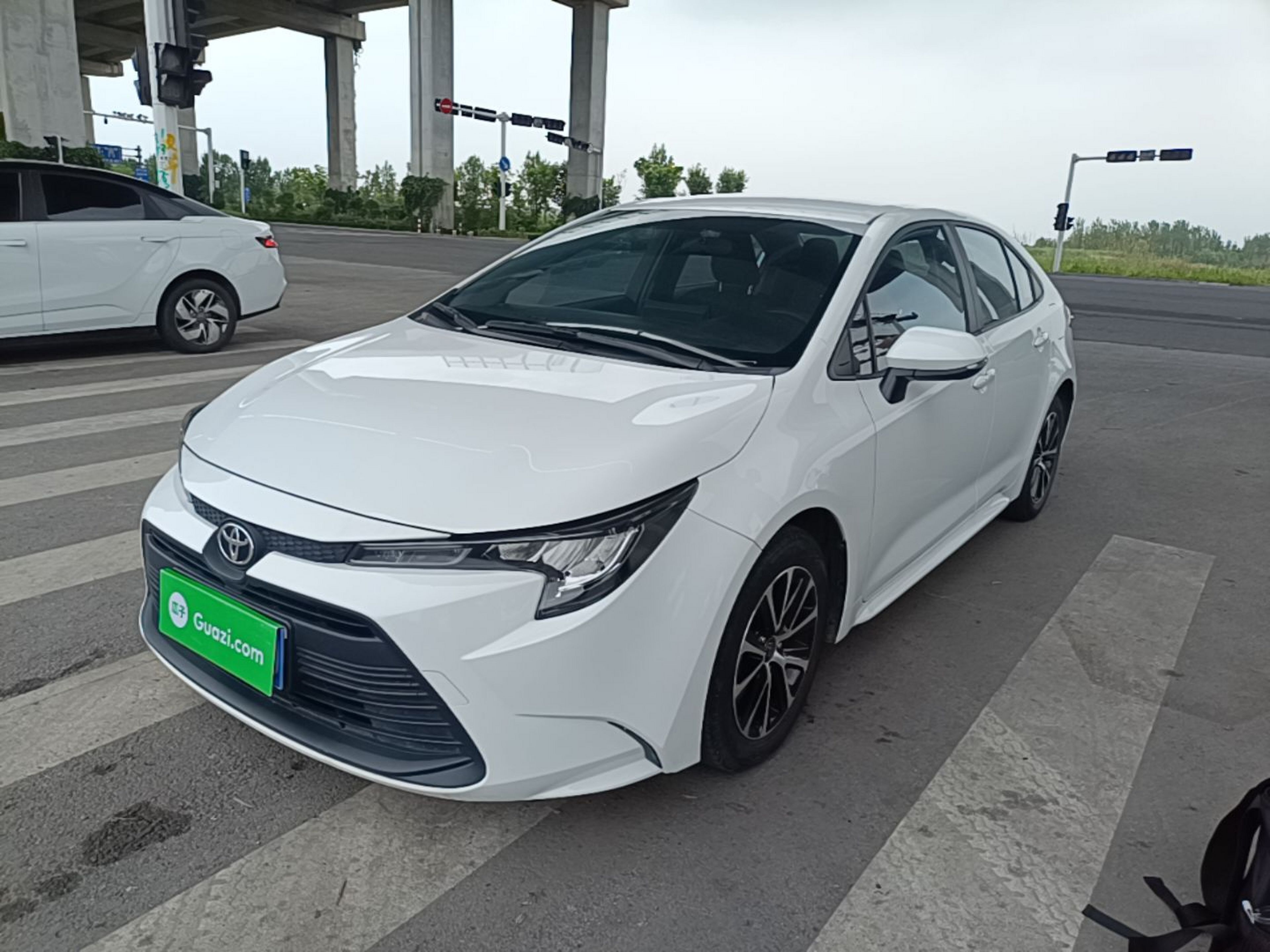 Под передней частью автомобиля