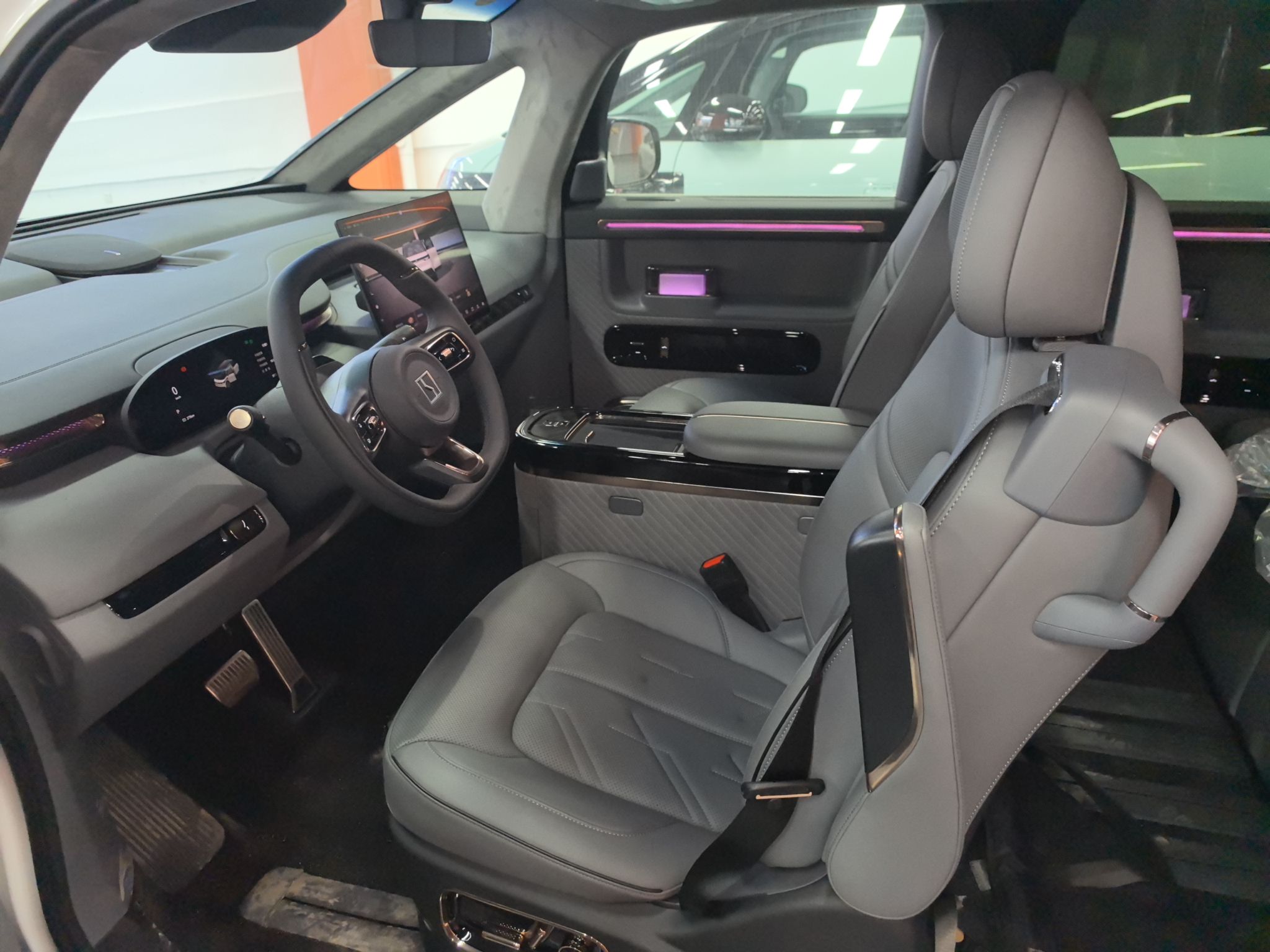 المقاعد الأمامية داخل السيارة