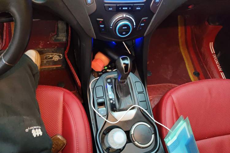 Used Hyundai Santa Fe 2013 2.4L Automatic Two-Wheel Drive Smart Version Gear Lever