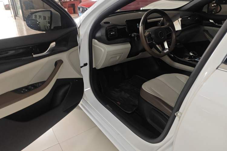 Used BYD Qin PLUS 2024 HONOR Edition DM-i 55KM Leading Model Driver Seat