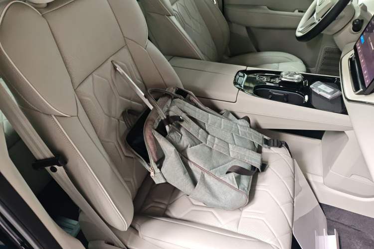 Used Volvo EM90 2025 Ultra Six-Seater Right Front Seat