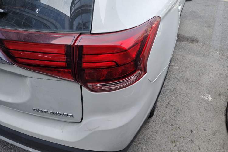 Used Mitsubishi Outlander 2018 2.0L Two-Wheel Drive Glory Edition 5 Seats Right Rear Taillight