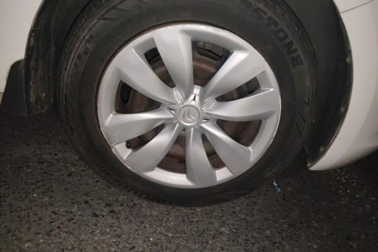 Used Citroen Elysee 2015 Zhishang Edition 1.6L Manual Fashion Model Right Front Wheel Hub