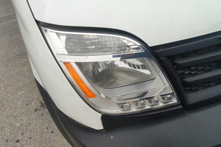 Used SAIC MAXUS Xintu V80 2019 2.5T Classic Model AMT Aoyuntong Long Wheelbase Mid-Roof 7-Seater
