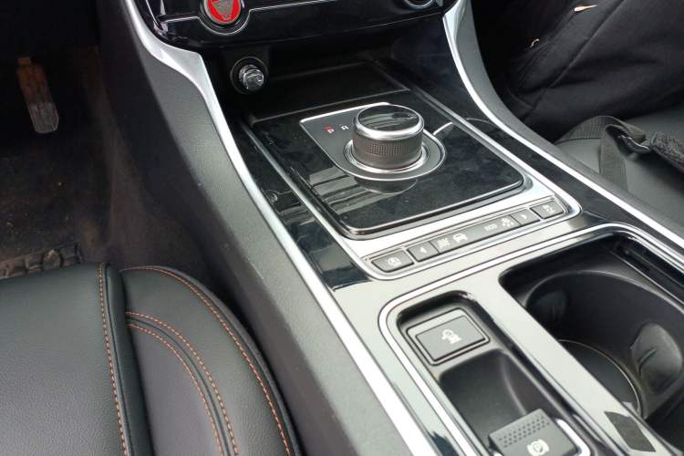 Used Jaguar XEL 2018 2.0T 200 PS Premium Edition Gear Lever