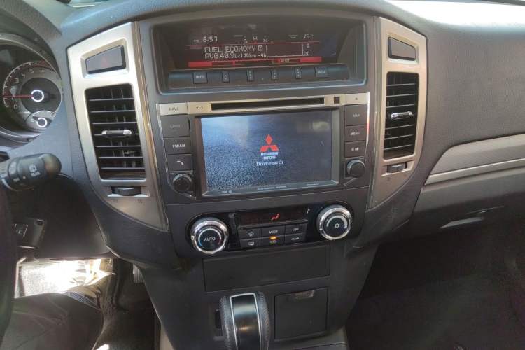 Used Mitsubishi Pajero 2016 3.0L Automatic Luxury Version China V Standard Audio And AC Panel