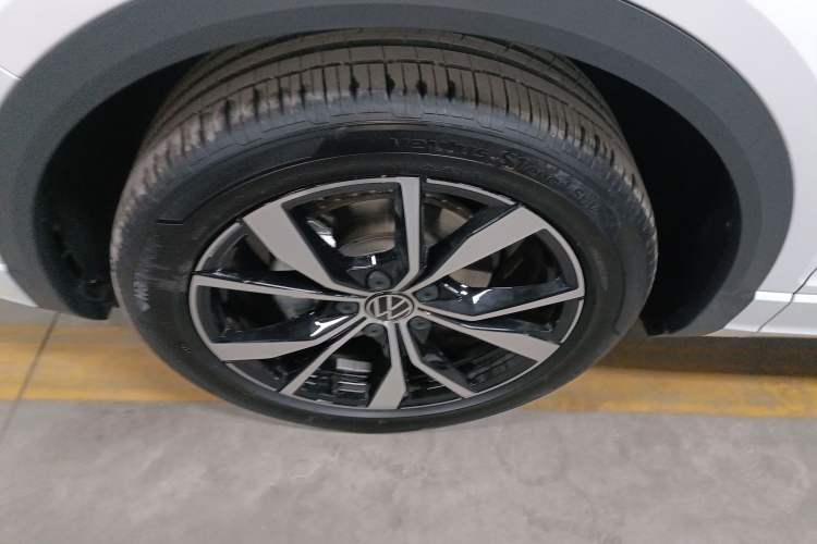 Used Volkswagen T-ROC 2025 Facelift Model 2 300TSI DSG Two-Wheel Drive Chenguang Edition Exterior 4