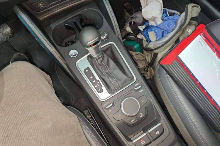 Used Audi Q2L 2024 35TFSI Fashionable and Elegant Version Gear Lever