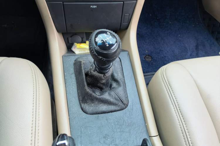 Used Chevrolet Epica 2012 1.8 Comfort Edition MT Gear Lever