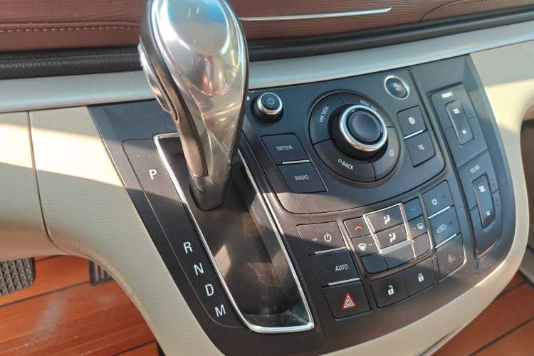 Used Buick GL8 2018 28T Comfort Model China VI Standard Gear Lever