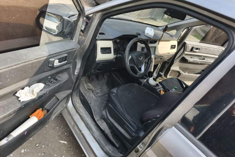 Used Wuling Hongguang PLUS 2019 1.5T Manual Comfort Version 7 Seats
