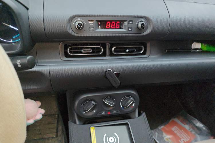 Used Wuling Hongguang New Energy 2025 Extended-Range Hybrid 50 km Utility Version Audio And AC Panel