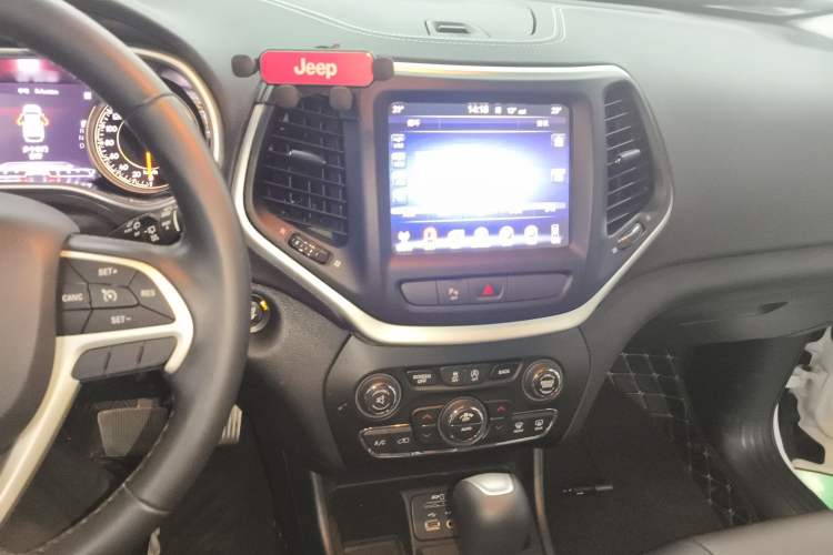 Used Jeep Cherokee 2020 2.0L Two-Wheel Drive Classic Sports Edition Audio And AC Panel