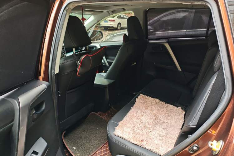 Used Toyota RAV4 2016 2.0L CVT Two-Wheel Drive Fashion Edition China V Standard Left Rear Seat