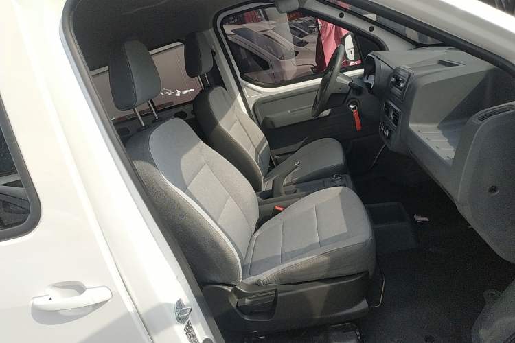 Used Wuling Yangguang 2024 300KM Comfort Version Passenger Van 75kW
