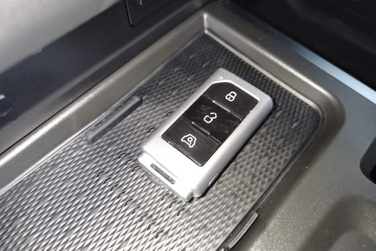 Used 212 T01 2024 2.0T Explorer
