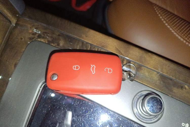 Used Volkswagen Phaeton 2011 3.6L V6 4-Seater Extended-Length Individual Edition Vehicle Key